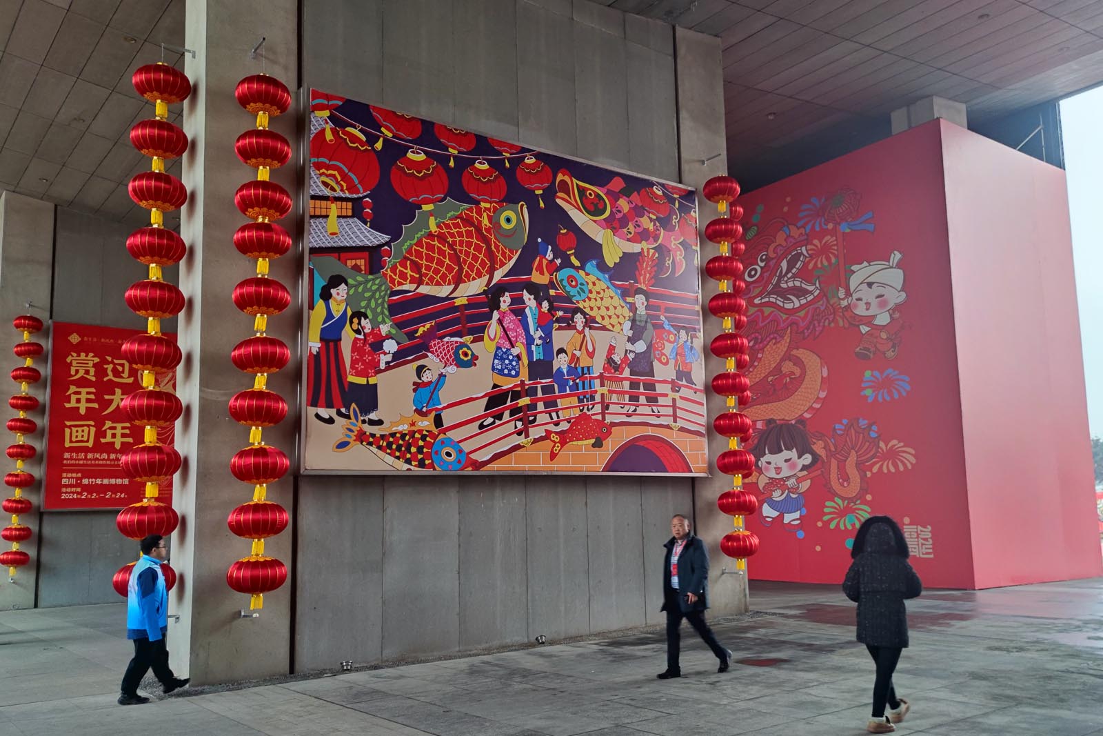 优秀新年画作品作者代表、金山农民画画家朱喜在开幕式发言并参观画展 - 金山农民画