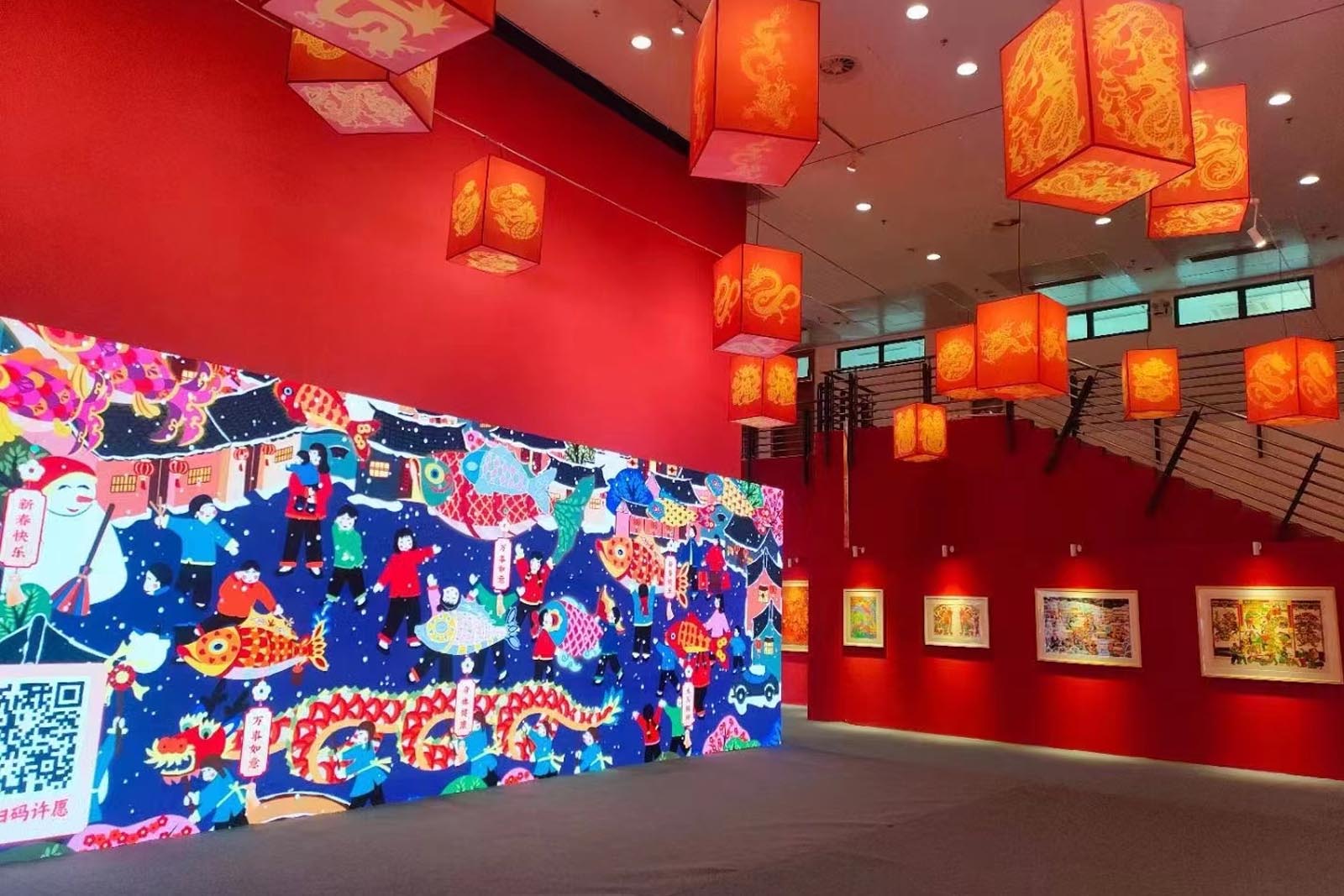 优秀新年画作品作者代表、金山农民画画家朱喜在开幕式发言并参观画展 - 金山农民画
